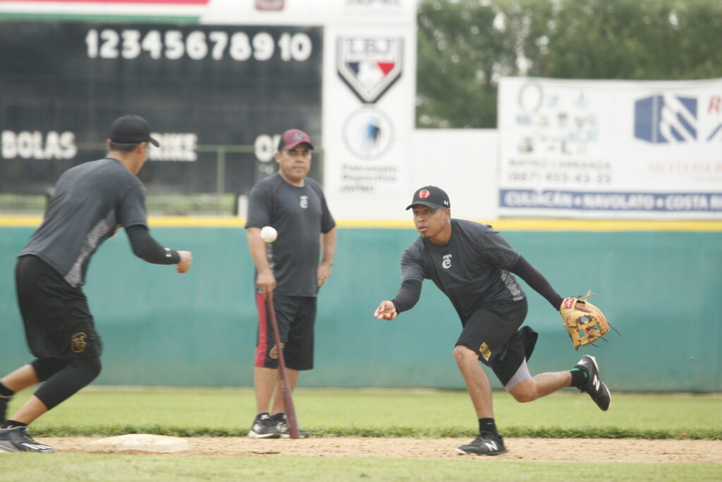 Un orgullo portar la casaca guinda: Víctor Castañeda