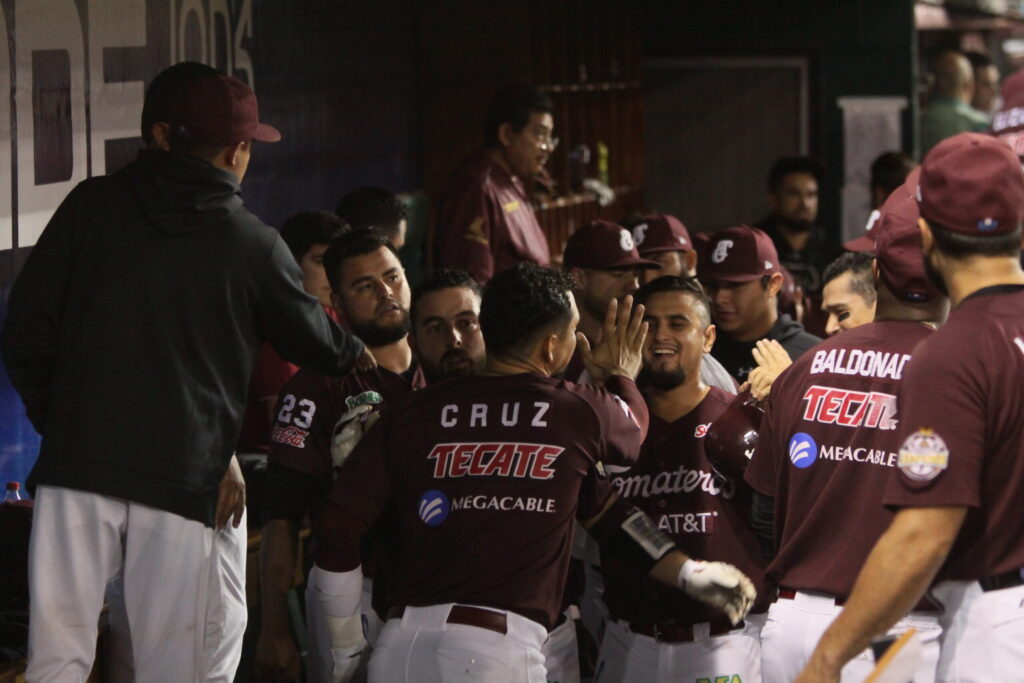TOMATEROS VISTAN POR VEZ PRIMERA A LOS CHARROS