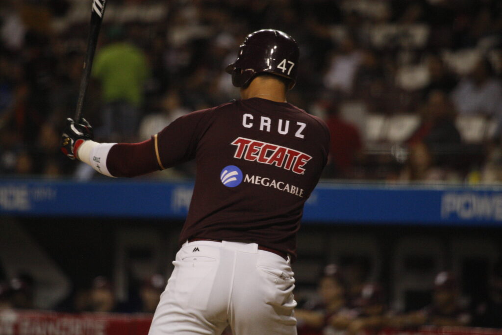 “COCHITO” CRUZ DEJA TENDIDOS A LOS MAYOS