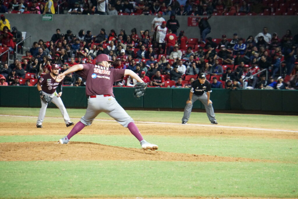 VENADOS EMPAREJA SERIE EN MAZATLÁN