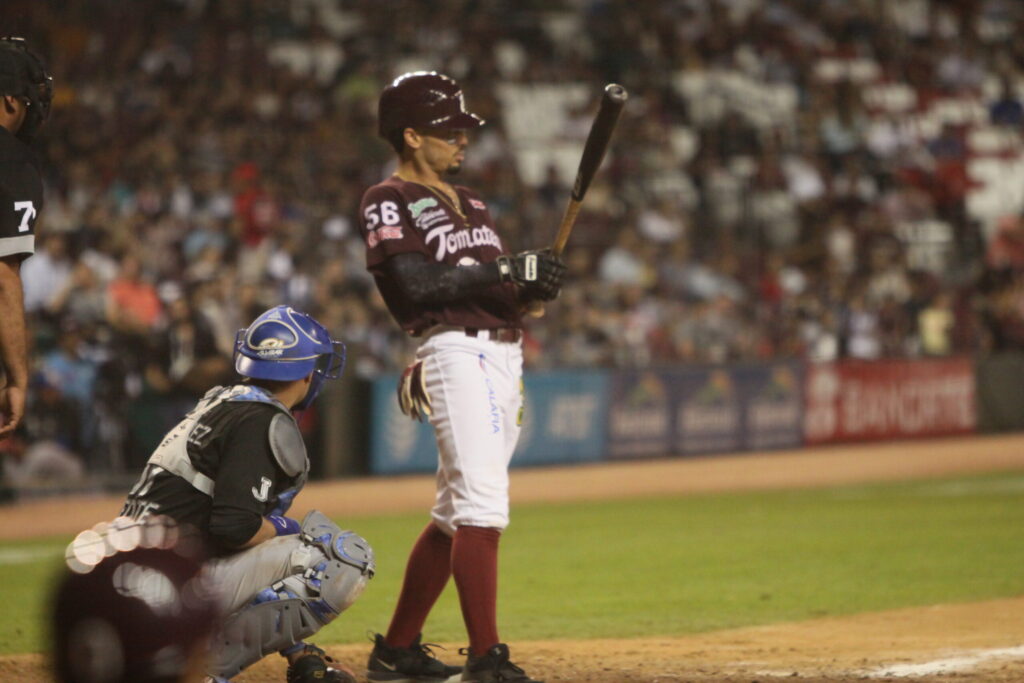 RECIBEN A CHARROS EN PENÚLTIMA SERIE EN CASA