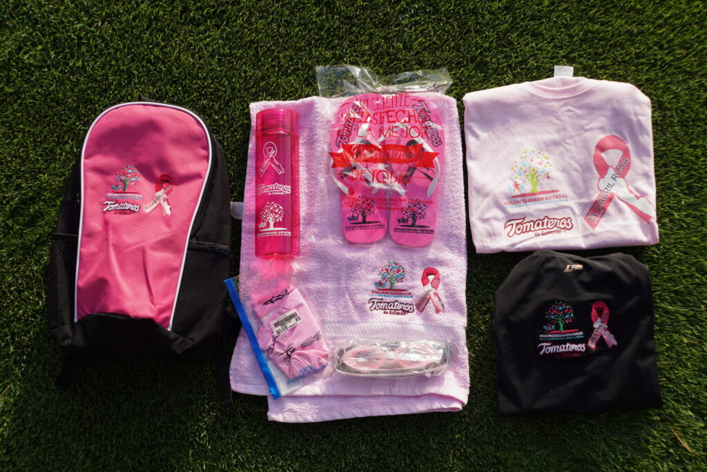 TOMATEROS APORTA DONATIVO CONTRA EL CÁNCER DE MAMA