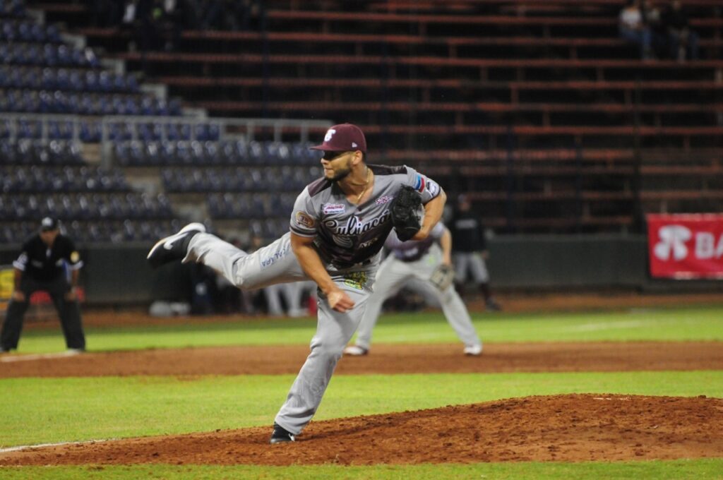 LA OFENSIVA GUINDA RESUELVE EL PRIMERO CONTRA MAYOS