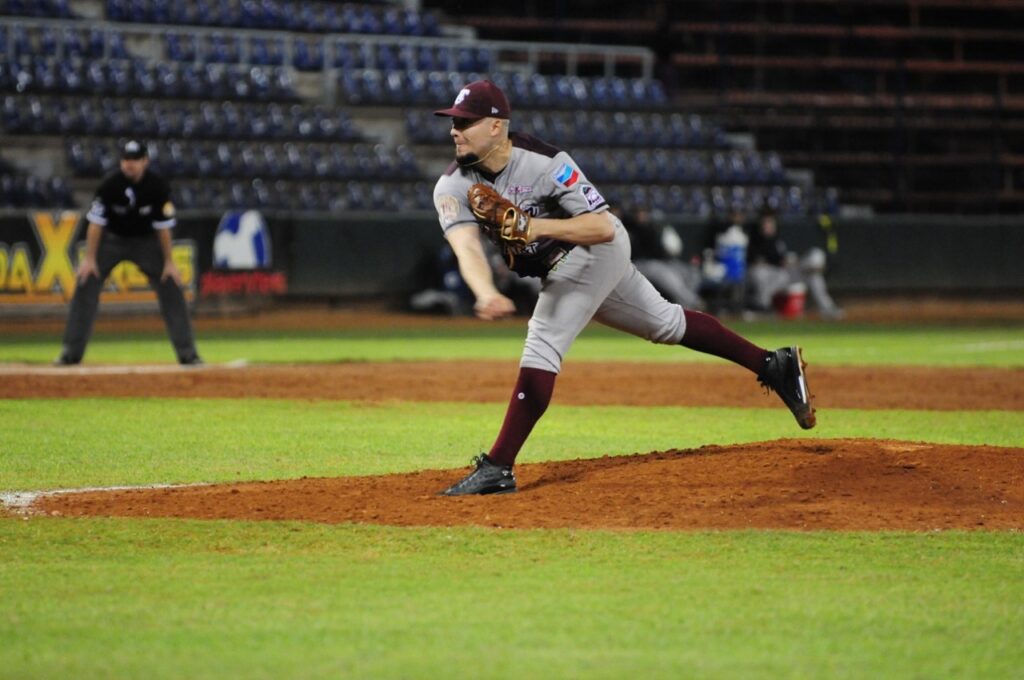 CON CUADRANGULARES Y GRAN PITCHEO, GUINDAS SE LLEVAN LA SERIE