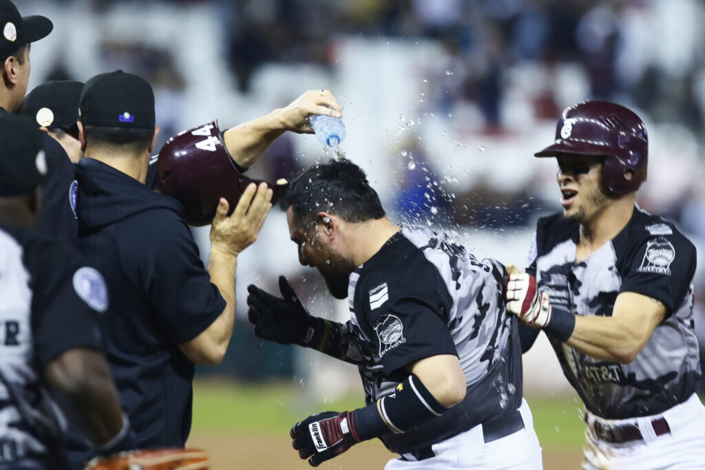SOLÍS DEFINE EN WALK-OFF GUINDA SOBRE SULTANES