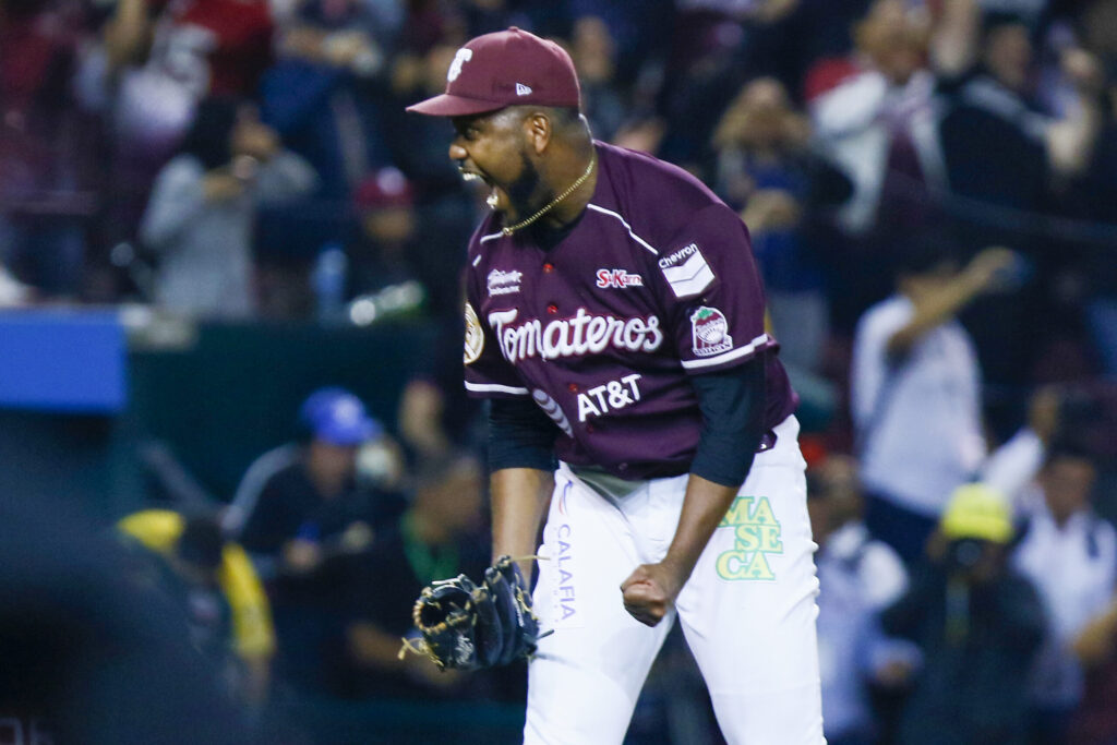 BALDONADO APUNTA HACIA LA CIMA DEL BÉISBOL