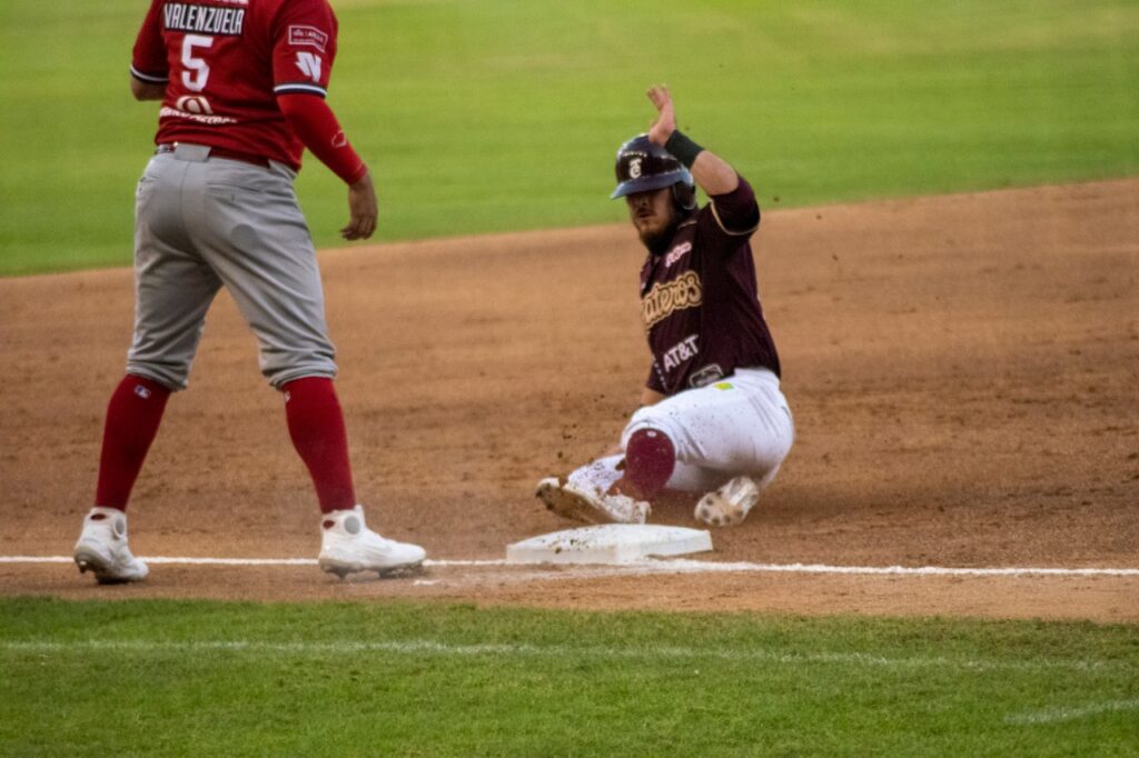 LOS VISITANTES SE LLEVAN UN TRIUNFO EN EL CLÁSICO SINALOENSE