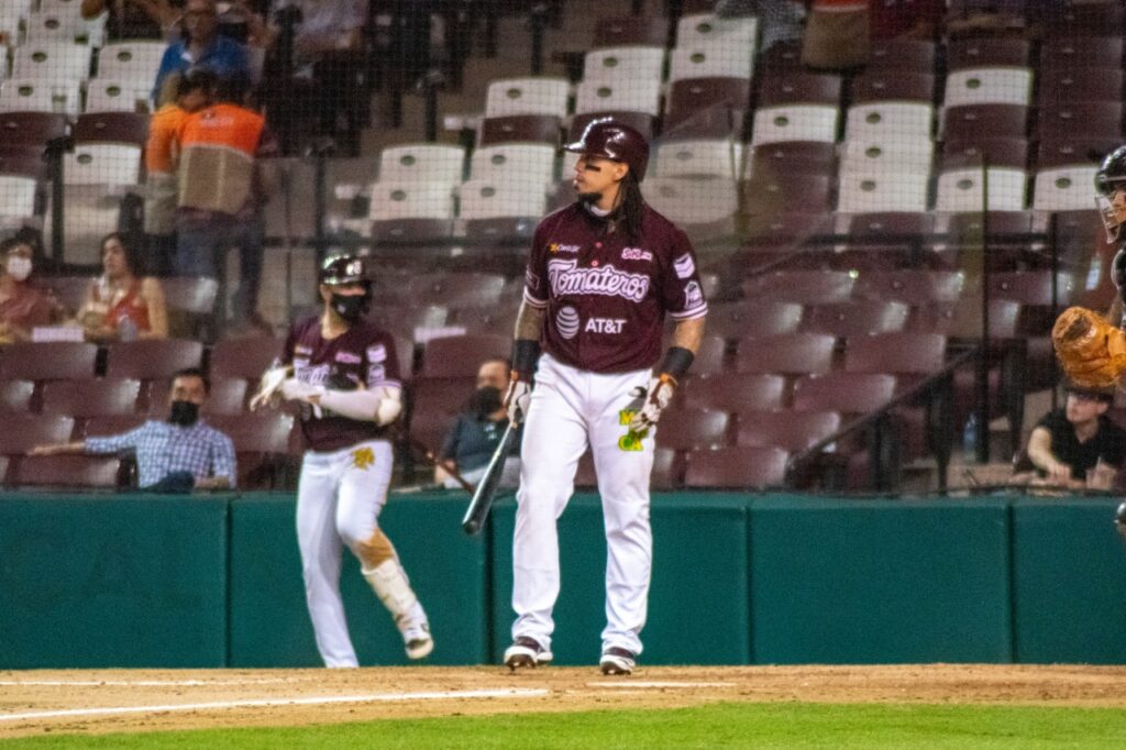 OFENSIVA DE 17 HITS RESPALDA LA APERTURA DE VÁSQUEZ PARA LA VICTORIA