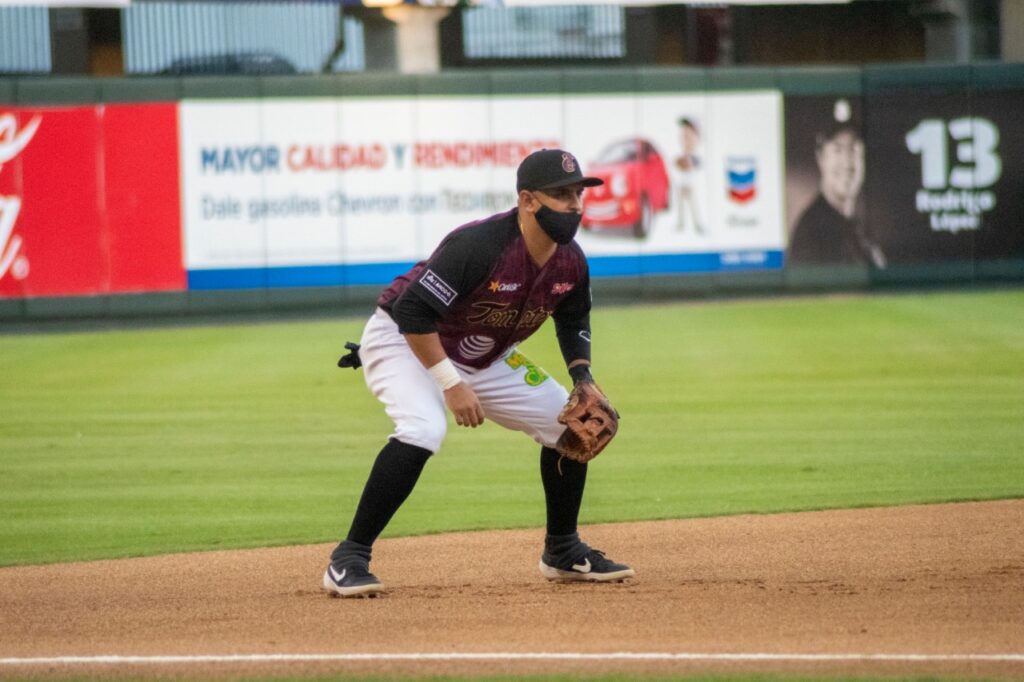 LOS VISITANTES SE LLEVAN EXTRAORDINARIO DUELO DE PITCHEO