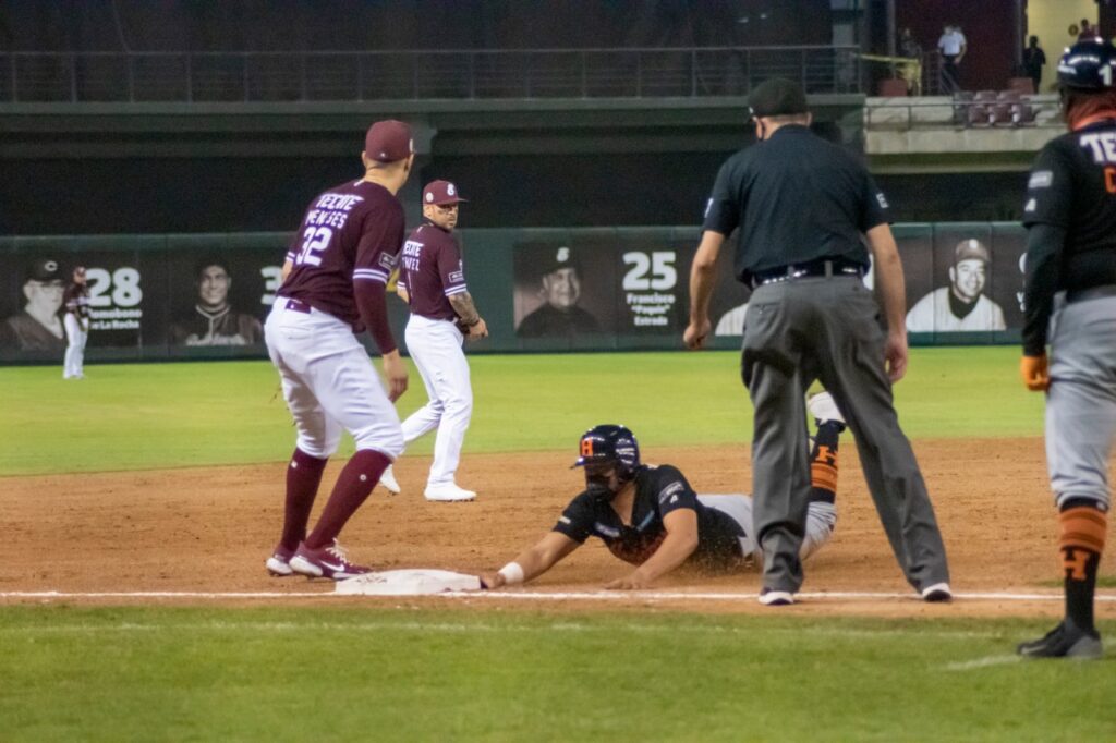 LOS VISITANTES EVITAN LA BARRIDA EN EL TERCERO DEL CLÁSICO DE LA LIGA ARCO