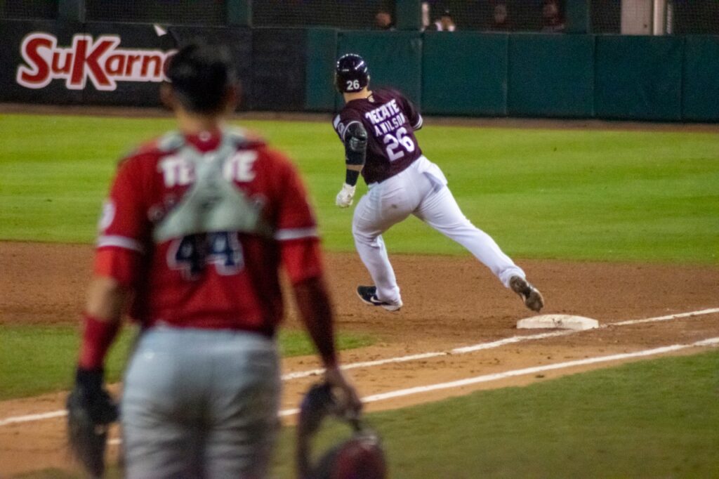 LOS VISITANTES SE LLEVAN UN ELECTRIZANTE DUELO DE PITCHEO