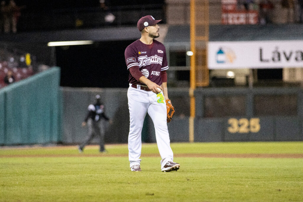 TRAS ENORME DUELO DE PITCHEO, EL TRIUNFO ES PARA LA VISITA