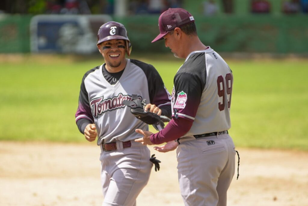 TOMATEROS HONRA A JAIME BLANCARTE Y ABRE PRETEMPORADA CON TRIUNFO