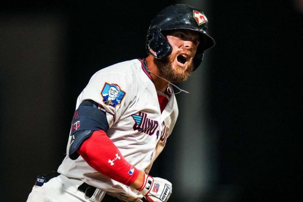 TREY CABBAGE SE VISTE GUINDA