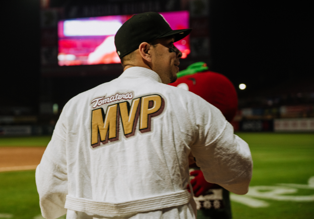 TRUENA EL BAT DE CABAJOEY Y TOMATEROS EMPATA LA SERIE