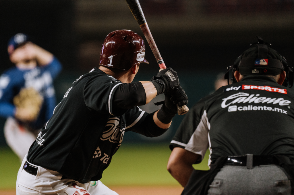 TOMATEROS DIVIDE TRIUNFOS EN LA NOCHE DE HOMENAJE A ÓLIVER PÉREZ