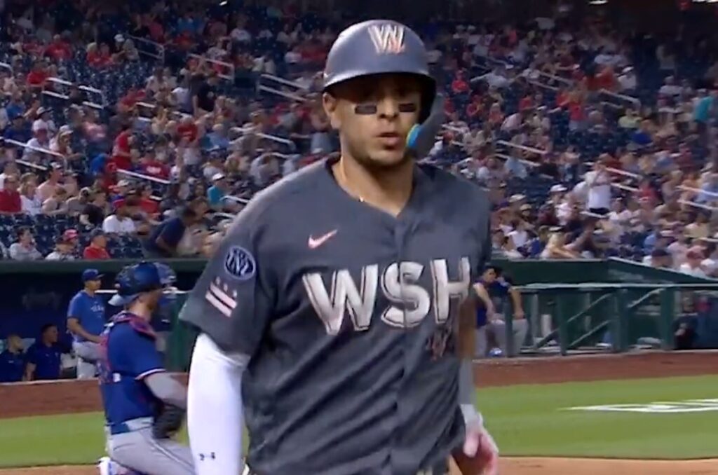 MENESES ATIZA PAR DE JONRONES EN CASA