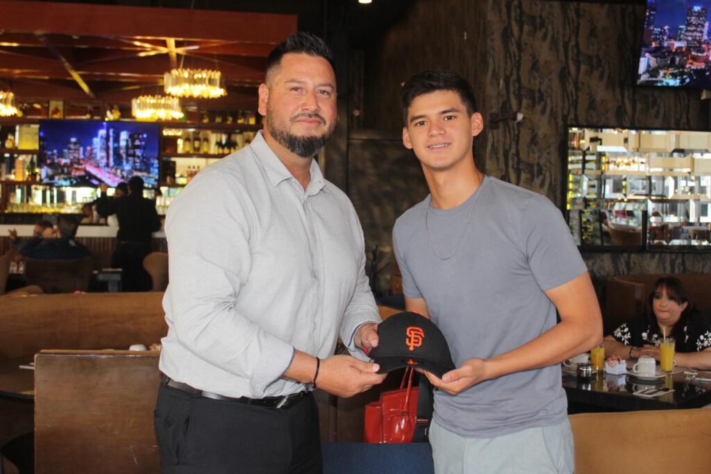 EL GUINDA JOSÉ CARLO MEZA FIRMA CON LOS GIANTS