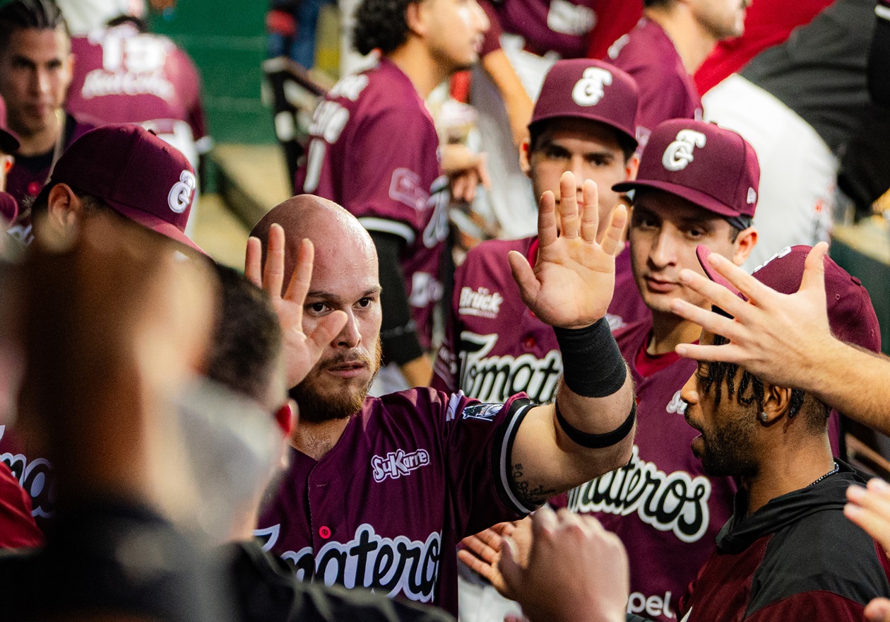 YAQUIS EVITA LA BARRIDA FRENTE A TOMATEROS