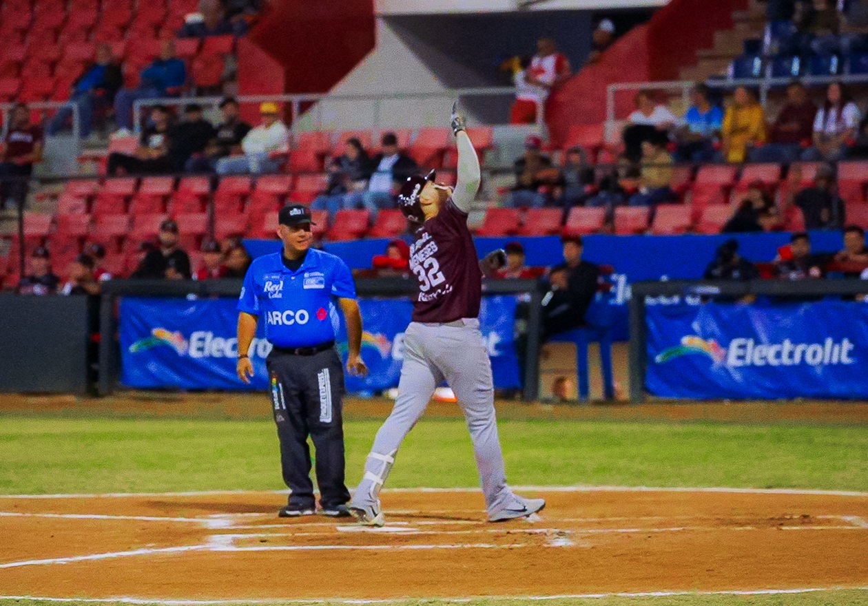 JOEY MENESES ALCANZA LOS 50 HR EN LAMP Y SIGUE HACIENDO HISTORIA CON EL JERSEY GUINDA