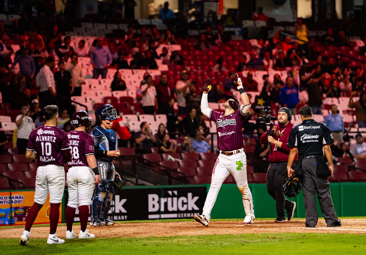 NOCHE HISTÓRICA DE MENESES LE DA EL PRIMERO DE LA SERIE A LOS TOMATEROS