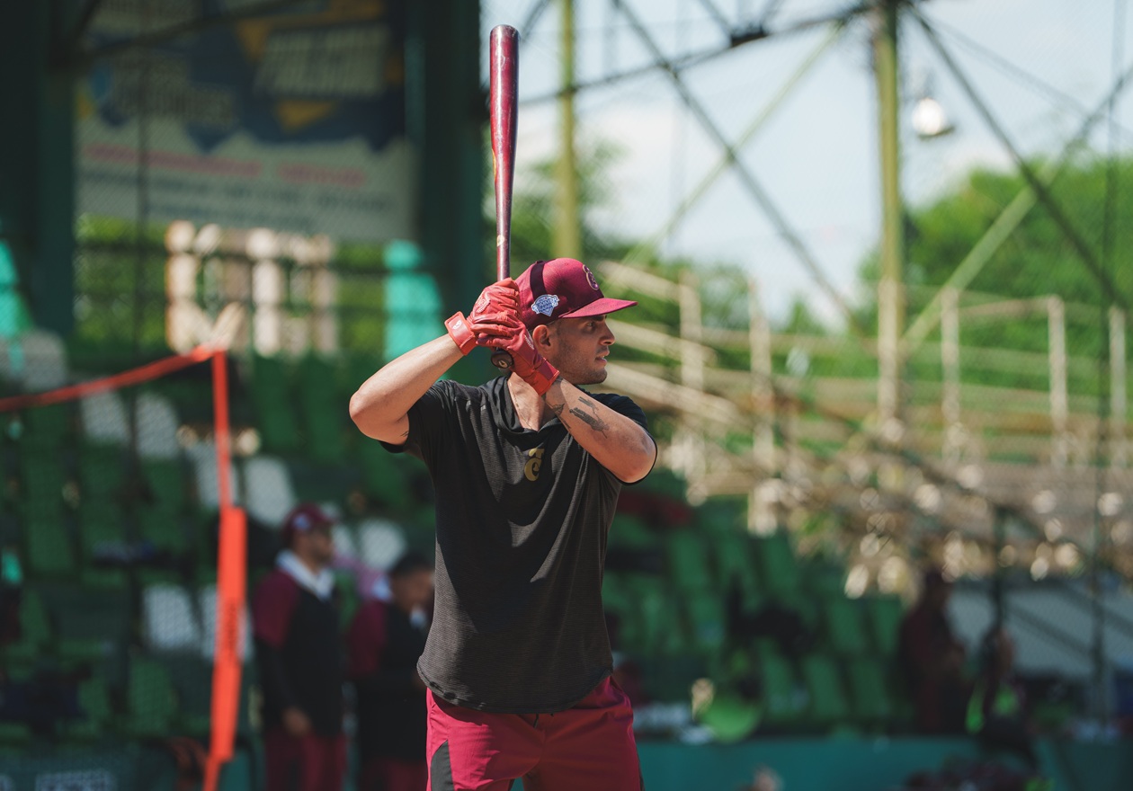 ALBERT LARA TRABAJA FUERTE EN SU PRIMER DÍA COMO TOMATERO