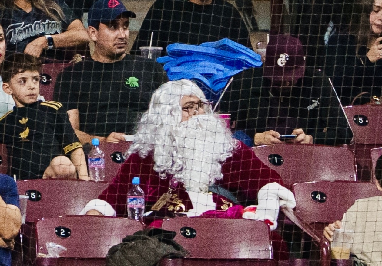 SERIE NAVIDEÑA ILUMINA EL ESTADIO TOMATEROS